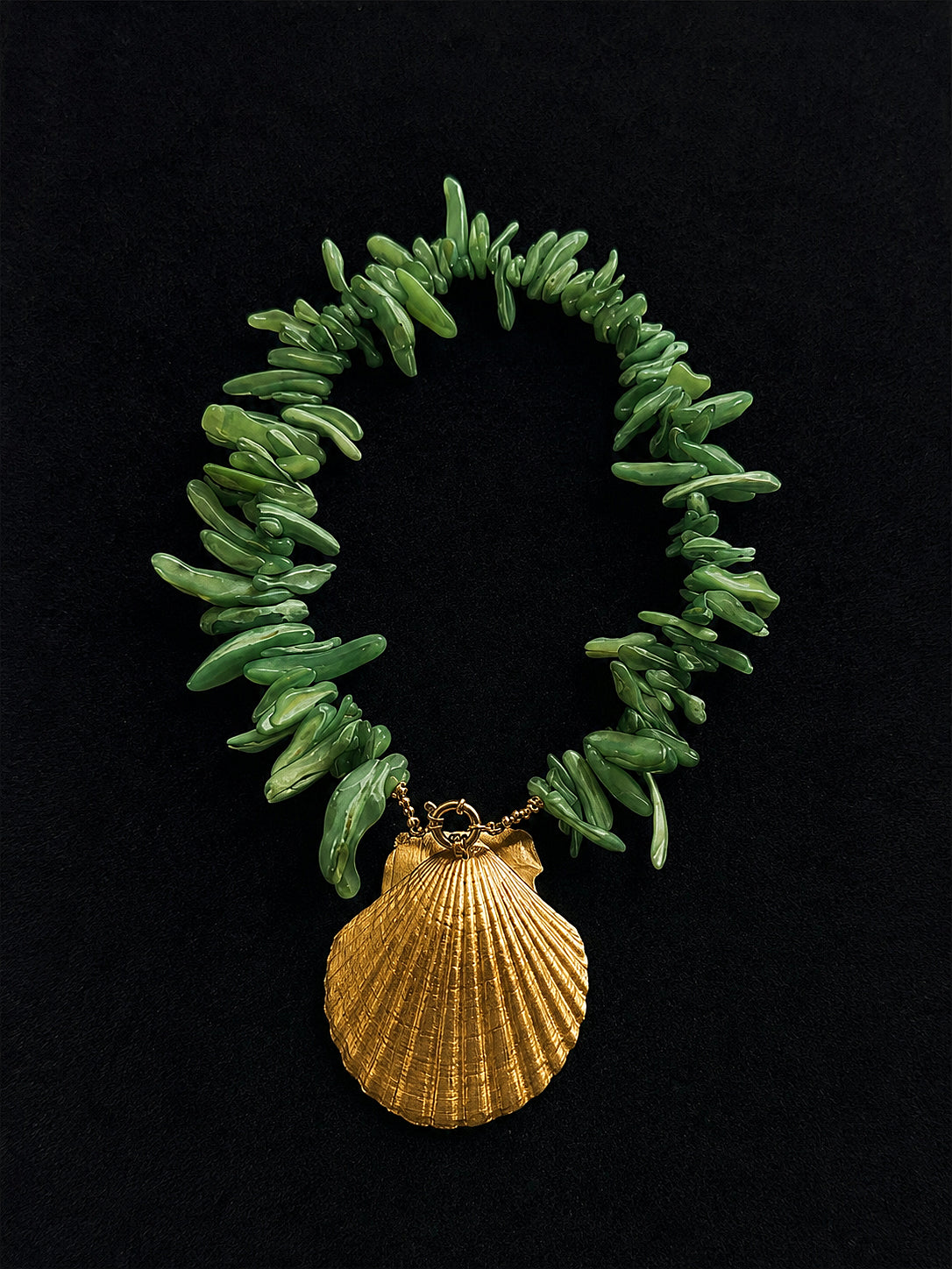 Rare Vintage Green Chip Bead Gold Shell Necklace